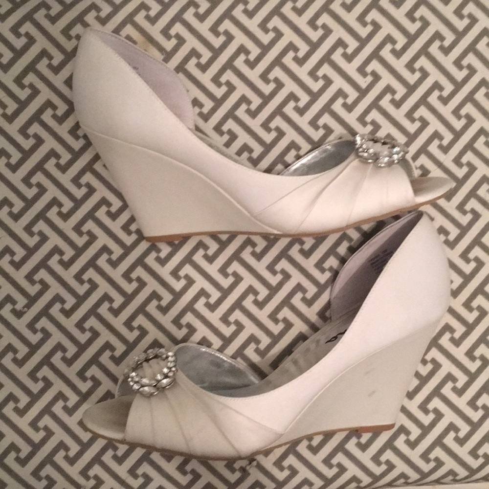 Ivory Formal Shoes - Picture 2 of 4